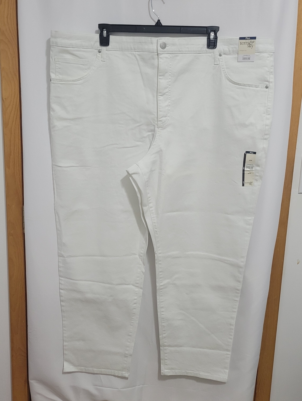 Terra & Sky White Straight Leg Jeans, Size 28W. NEW
